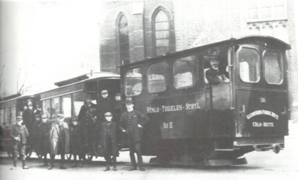 Tegelen – 1910 november – Martinuskerk Loc II met rijtuigen 1 en 2