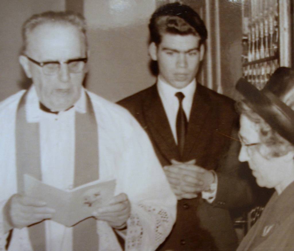 Doopplechtigheid met G.Stoot en koster Piet Kessels (1)