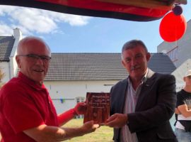 Jan Klerken reikt boek uit aan Jos Wolbertus