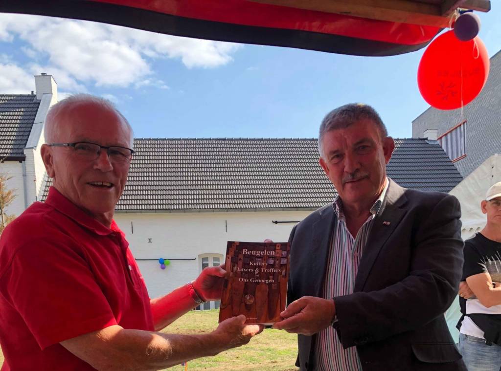 Jan Klerken reikt boek uit aan Jos Wolbertus