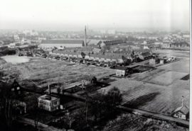 1950-60 rode dorp en Nassaustraat met vooraan het waterpompstation