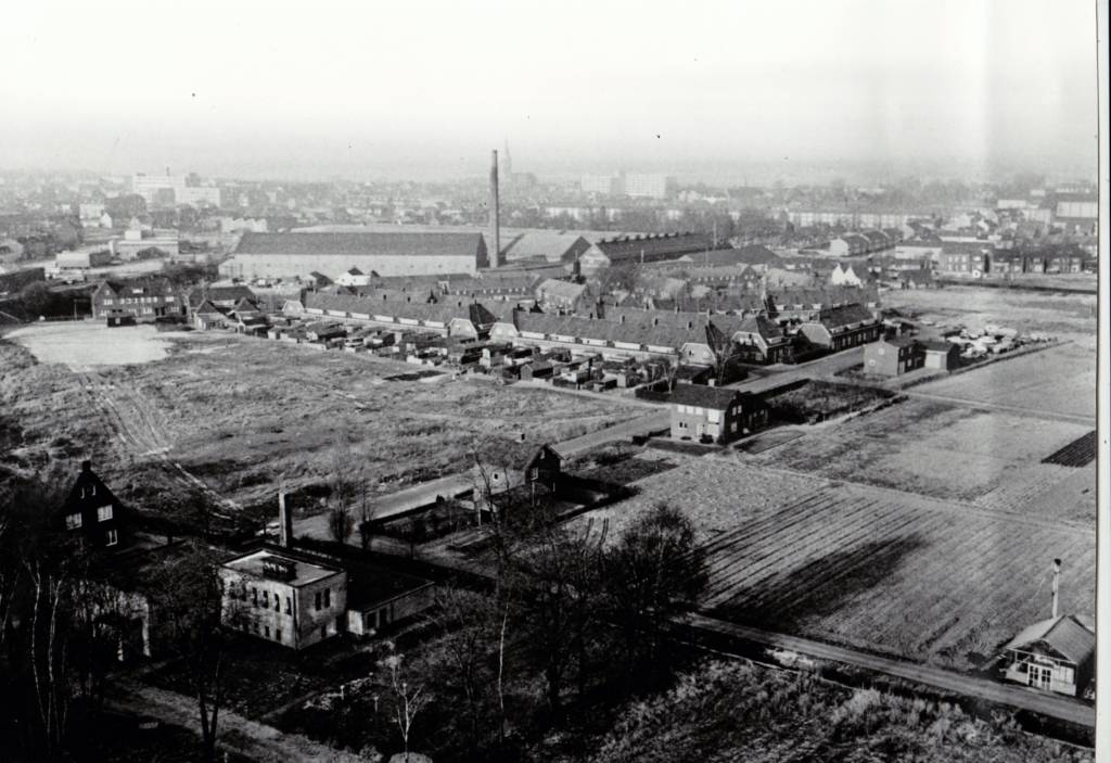 1950-60 rode dorp en Nassaustraat met vooraan het waterpompstation