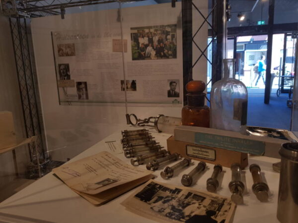 2019-04-20 Panelen en attributen van huisarts Janssen in de expositie Zorg in Tegelen