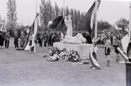 1955 onthulling monument voor de gevallenen aan de Raadhuislaan kl