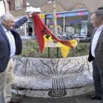 2020-09-06 Onthulling informatiebord en inzegening klok Grotestraat-Spoorstraat door Frans Maas en wethouder Schatorjé – foto Jos Verbong (2)