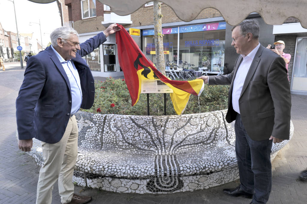 2020-09-06 Onthulling informatiebord en inzegening klok Grotestraat-Spoorstraat door Frans Maas en wethouder Schatorjé – foto Jos Verbong (2)