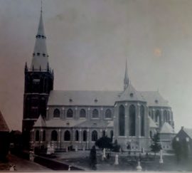 1905 St. Martinuskerk met kerkhof – momenteel Wilhelminaplein