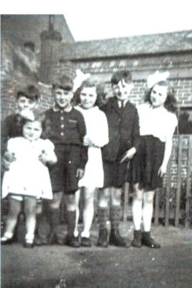 1942 circa – Familie Joosten voor bakkerij Hekkens (de Slieën) – Gerda (1929) Harry (1930) Elly (1931) Jo (1933) Leo (1934) en José (1938) – foto gemaakt door Pierre (1928)