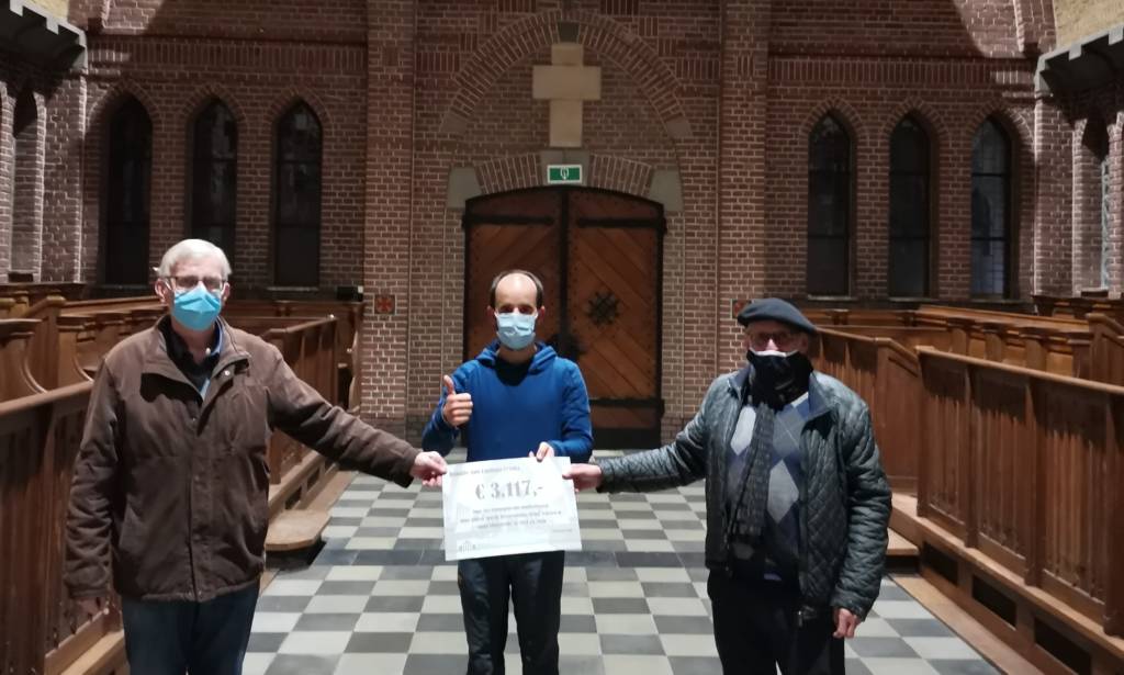 2020-12-04 Overhandiging cheque klein