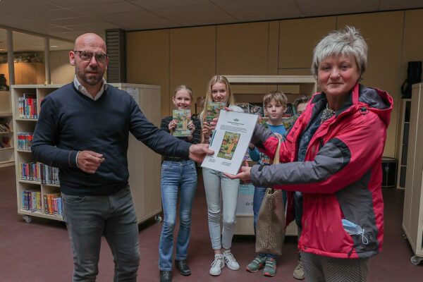 Aanbieding boek Duitsers de baas door Netty Derks aan Patrick Nieskens van Maasveld op 21 mei 2021 – foto Adriaan de Roode