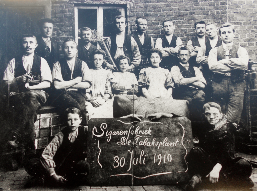 Personeel van sigarenfabriek De Tabaksplant op 30 juli 1910