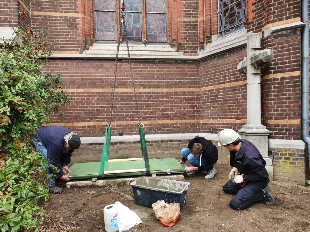 2020-10-21 Op de plaats leggen grafplaat De Rijk door Ewals (4)