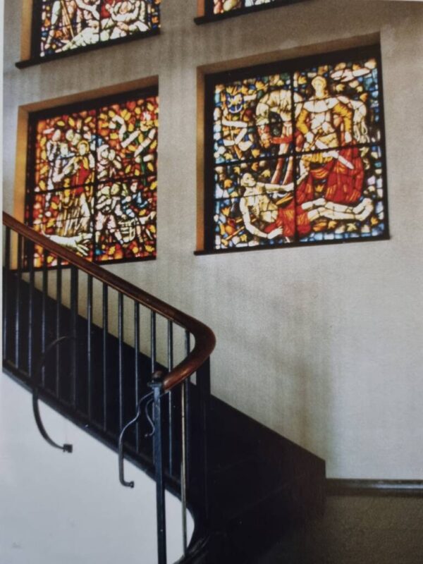 De door Charles Eyck in 1950 ontworpen glas-in-lood ramen in de hal