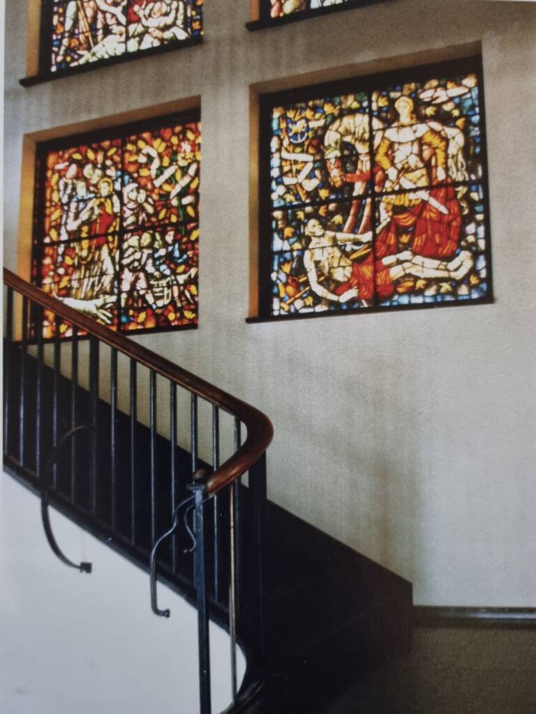 De door Charles Eyck in 1950 ontworpen glas-in-lood ramen in de hal