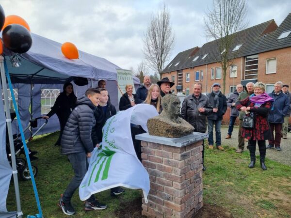 2022-01-07 De onthulling van de buste door de achter-achter-achterkleinkinderen van Egidius Janssen