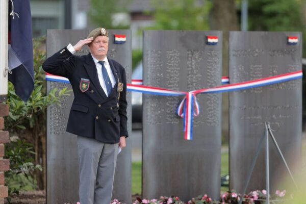2022-05-04 Raadhuislaan – Dodenherdenking en onthulling panelen foto 60 Adriaan de Roode