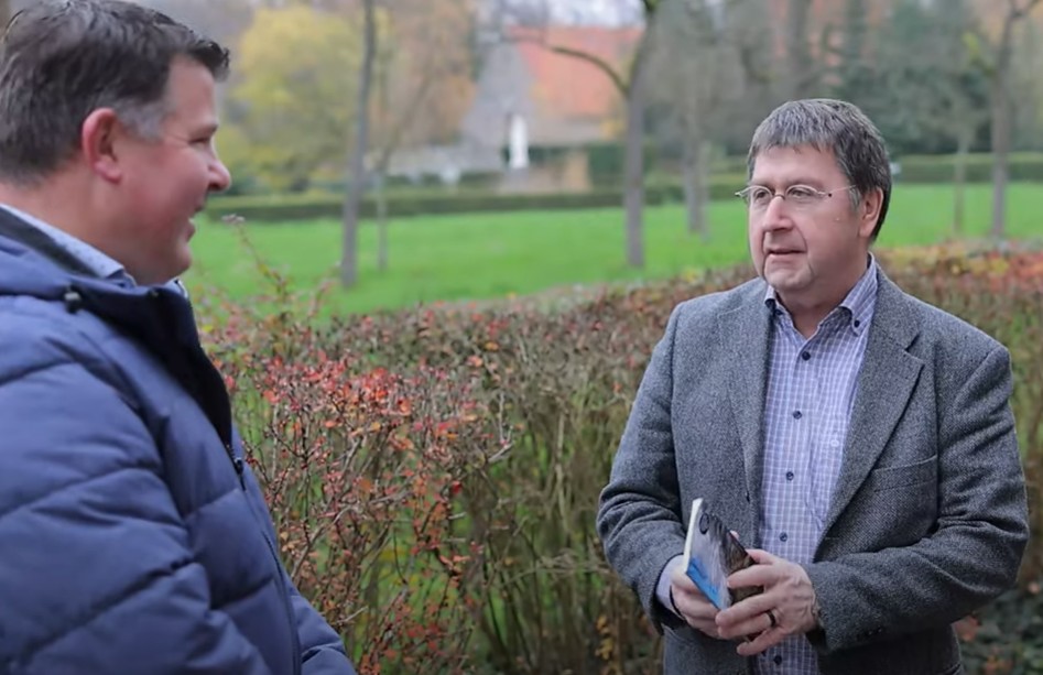 2022-12 Br. Reiner Theissen ontvangt wandelgids