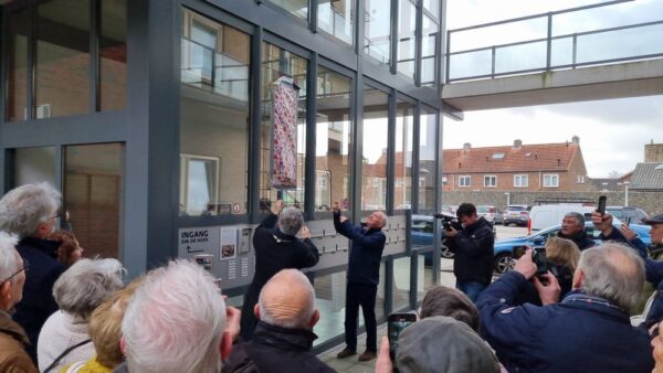 2023-01-13 Onthulling glas-in-lood Helmes machinefabriek bij Helmeshof