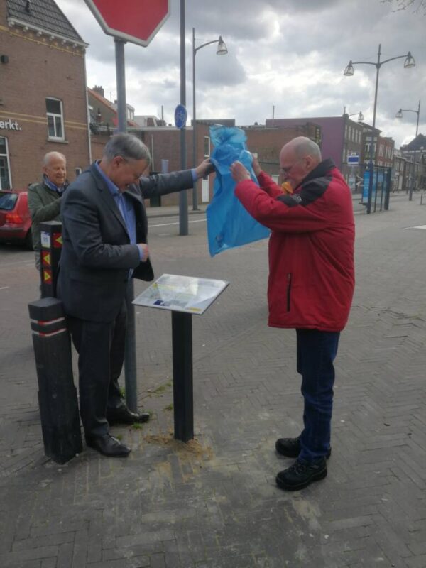 2023-04-14 Onthulling bordjes met wijkraad – wethouder Frans Schattorje en Routebureau – foto Jos Wolbertus (3)