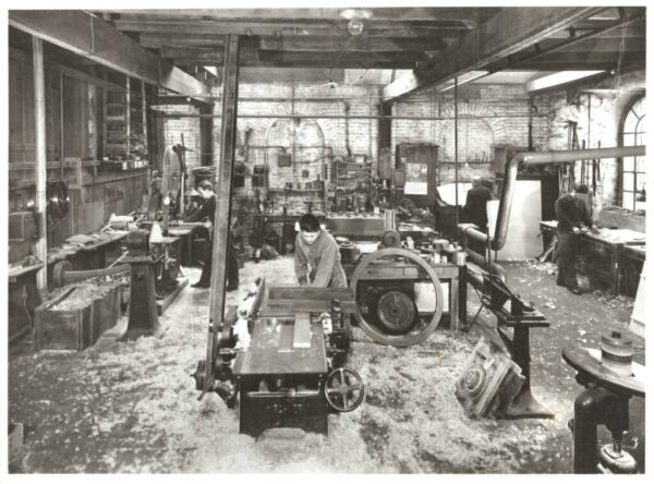 1 Hekkens modelmakerij voor 1962 links Tom Quicken