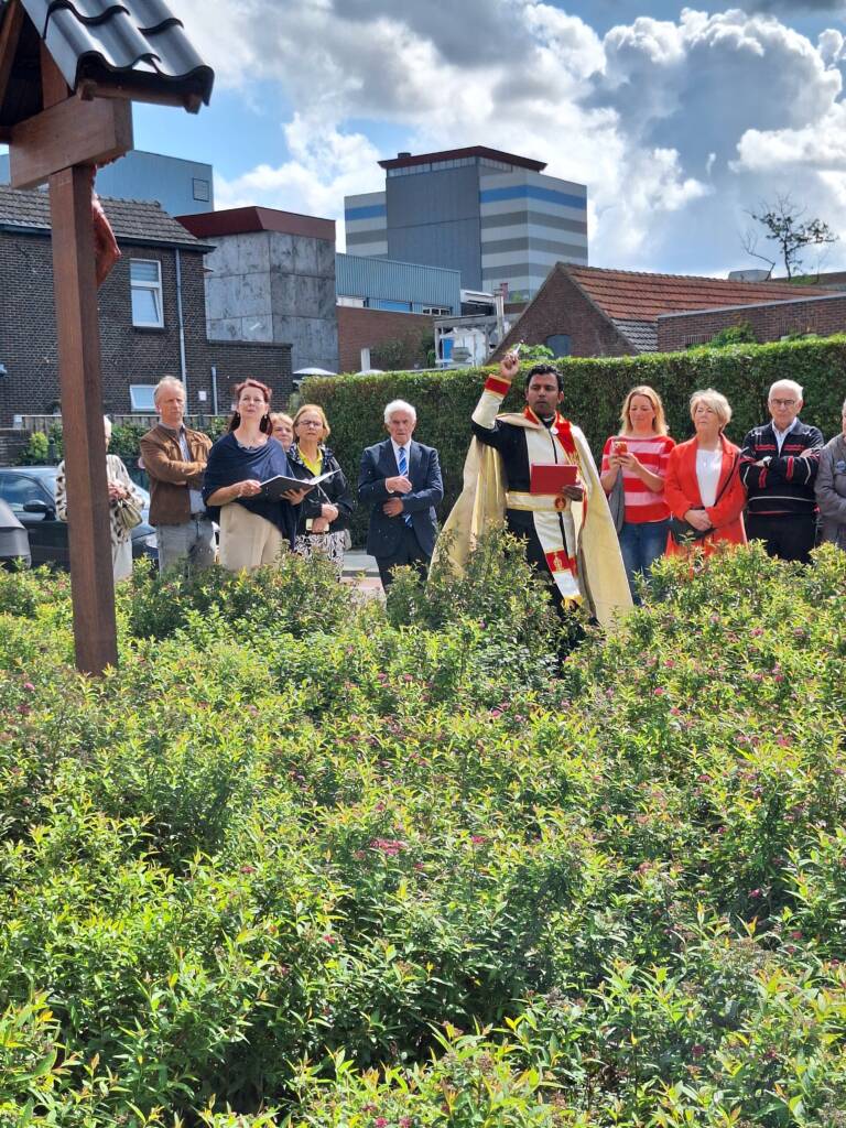 2023-08-27 Zegenen van het kruis door pastoor Antony Anu