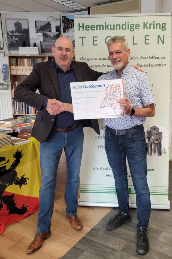 2023-10-11 Marcel Smits Rabobank overhandigt cheque aan voorzitter Frank Giesen