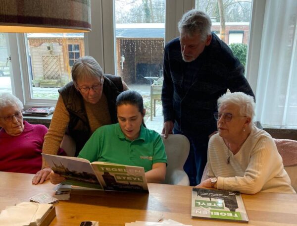 2024-01-17 Sint Annastraat – Bewoners Annahuis plakken stickers (4)