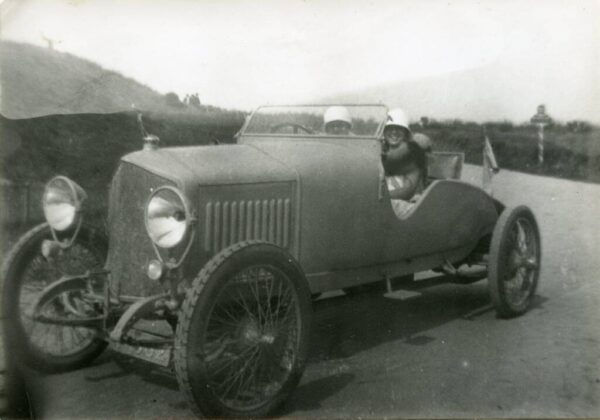 Betsy en Dries Hekkens met automobiel P862 met carrosserie in eigen bedrijf gebouwd