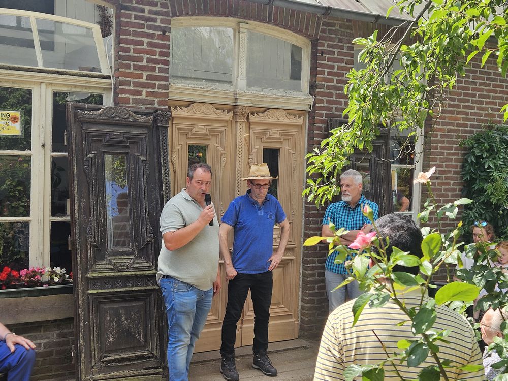 2025-06-28 Tuin St. Michaelklooster – onthulling schuurdeur met Frank Kuntzelaers – Leon Clabbers – Pastoor Anu – Gedeputeerde Jasper Kuntzelaers – Frank Giesen – foto John Raijer (48)