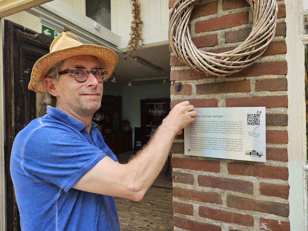 2025-06-28 Tuin St. Michaelklooster - onthulling schuurdeur met Frank Kuntzelaers - Leon Clabbers - Pastoor Anu - Gedeputeerde Jasper Kuntzelaers - Frank Giesen - foto John Raijer (65)