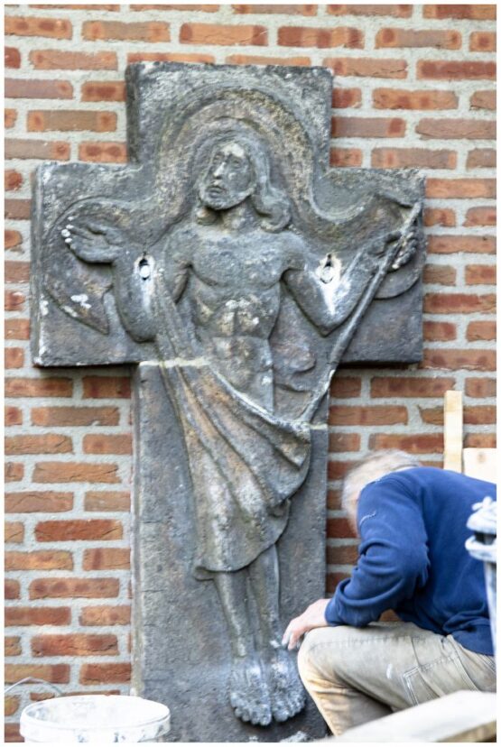 2026-04-23 Plaatsing kruis op kerkhof tegen urnenhuisje – foto Huib Noten (6)